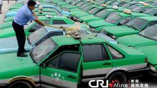 China Lets Cabbies Totally Destroy Illegal Taxis